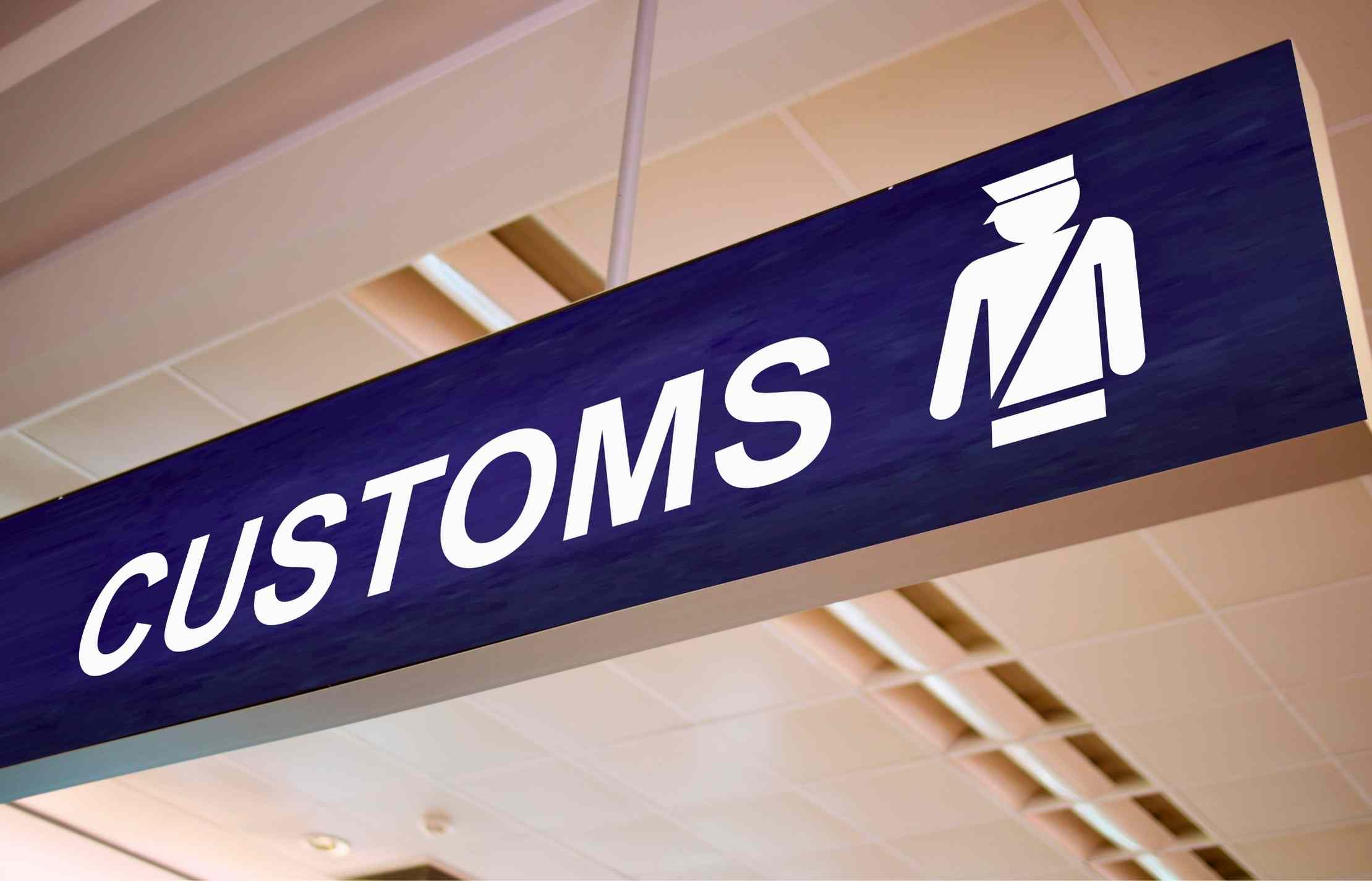 How much cash can you bring through customs? In the U.S. that number is $10,000