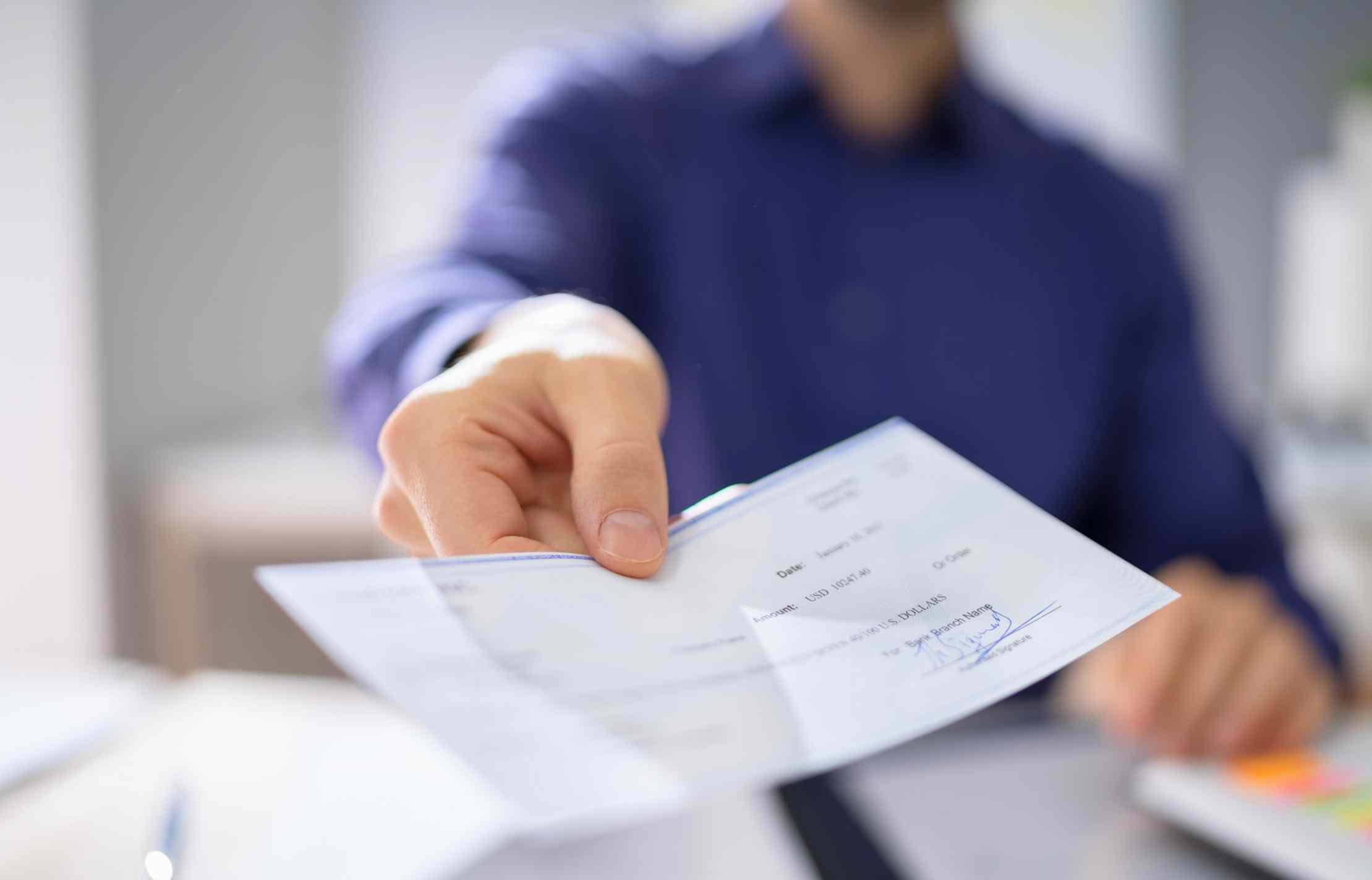 Does a cheque count as cash at the border?